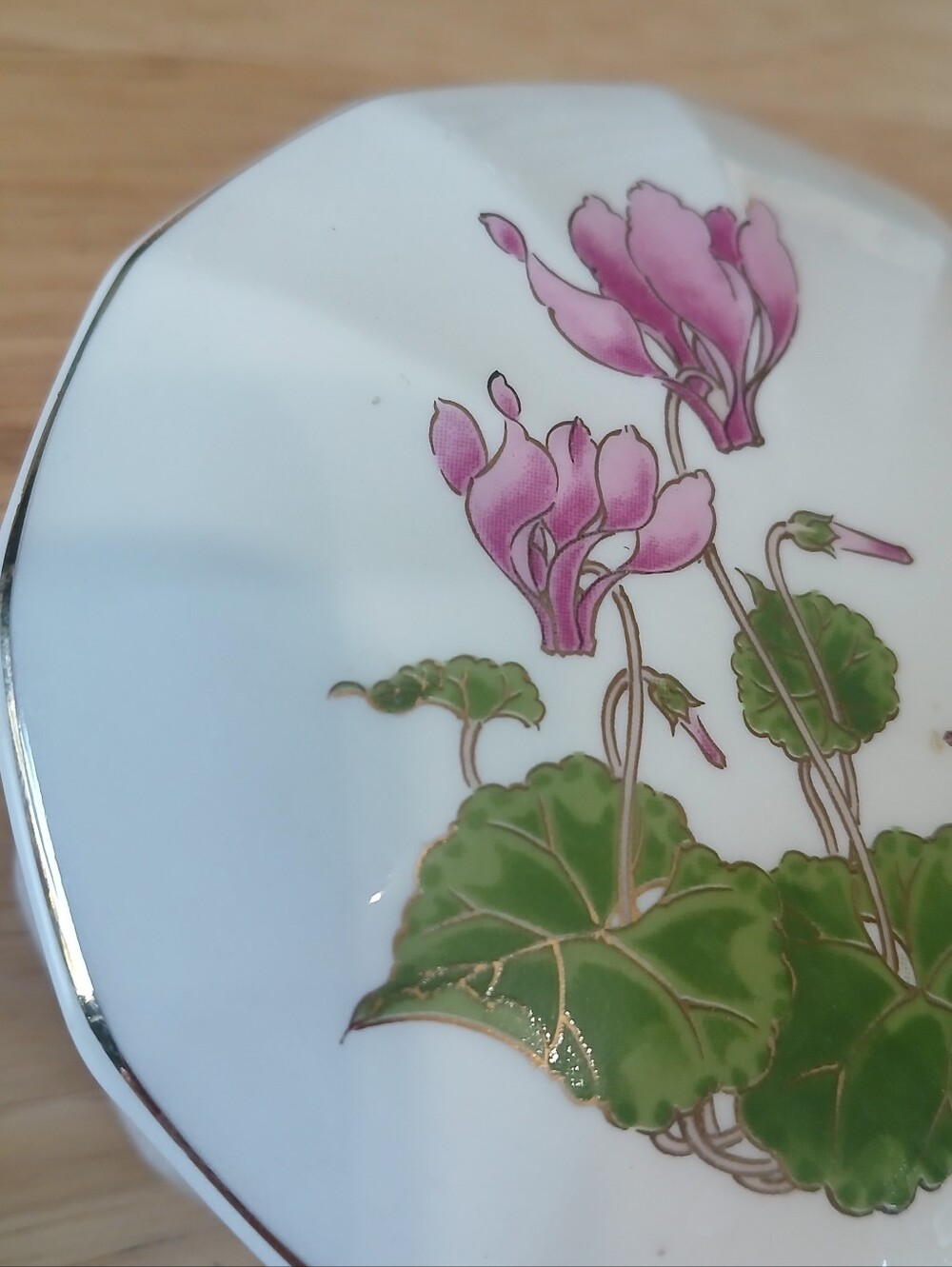 Otagiri Vintage Porcelain Trinket Box with Green Floral Leaves and Pink Blooms - Picture 9 of 10
